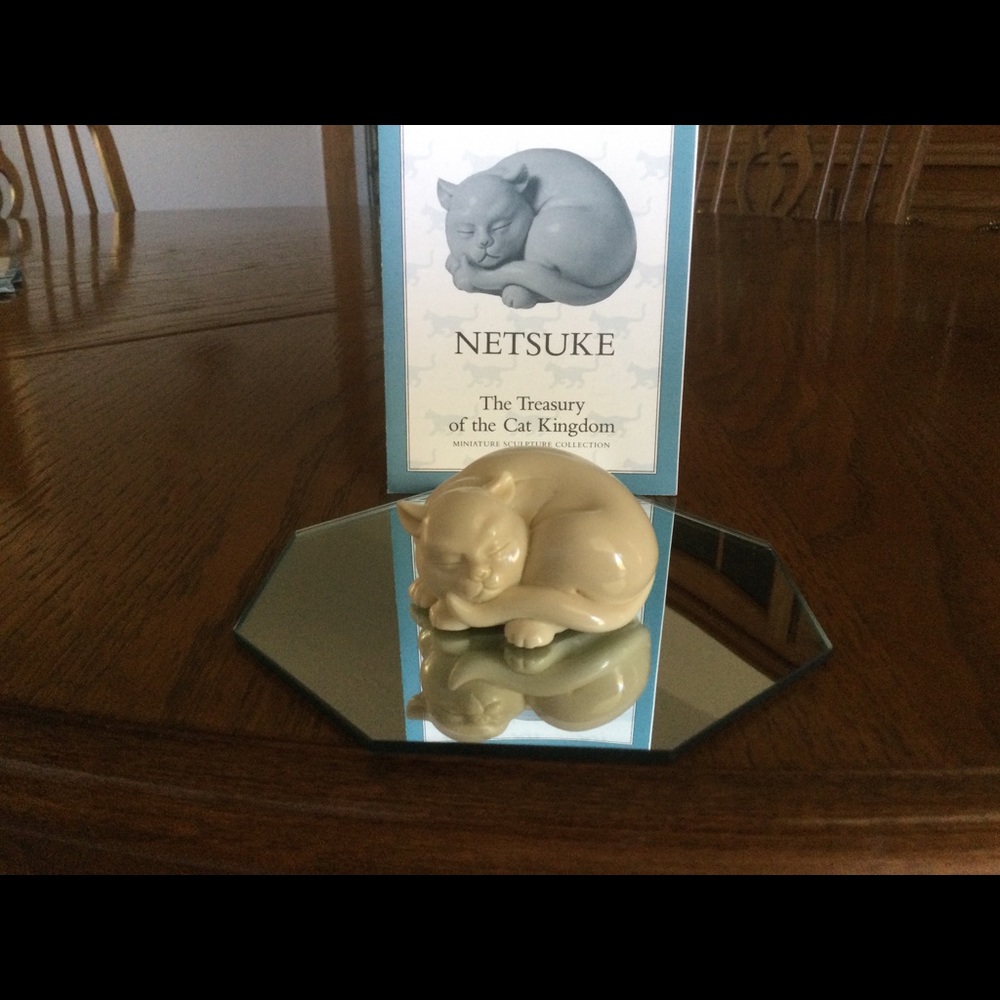 1986 Retired Franklin Mint "Netsuke" Cat from The Curio Cabinet Cats Collection